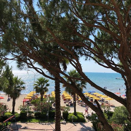 Mali I Robit Beachfront Apartment Golem  Bagian luar foto