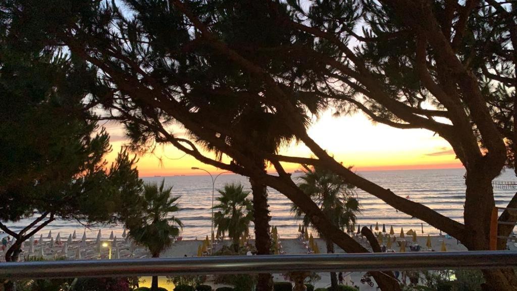 Mali I Robit Beachfront Apartment Golem  Bagian luar foto