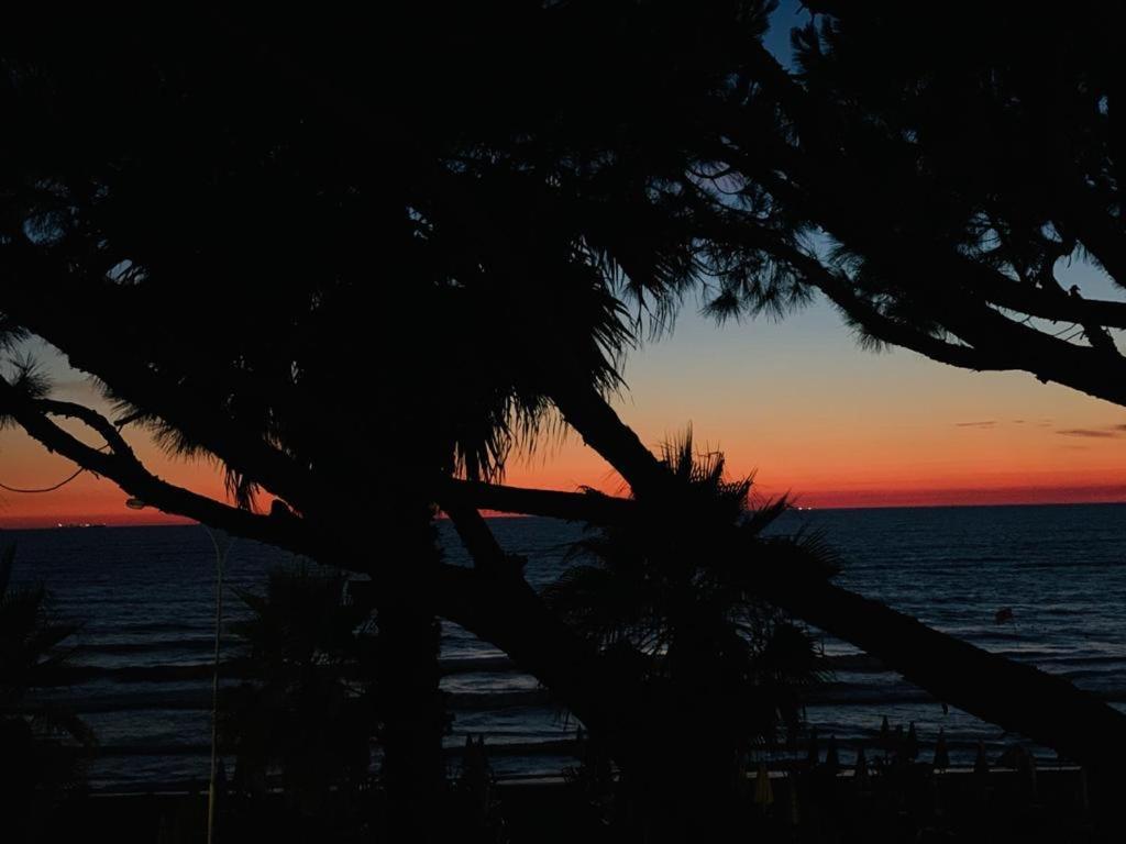 Mali I Robit Beachfront Apartment Golem  Bagian luar foto