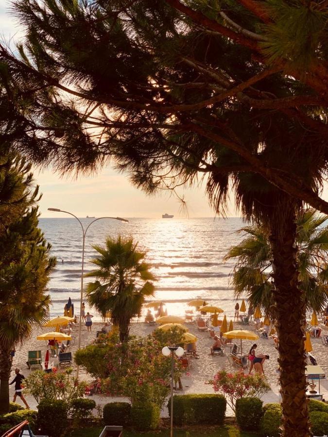 Mali I Robit Beachfront Apartment Golem  Bagian luar foto