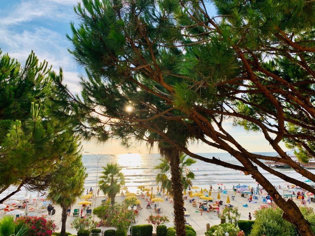 Mali I Robit Beachfront Apartment Golem  Bagian luar foto