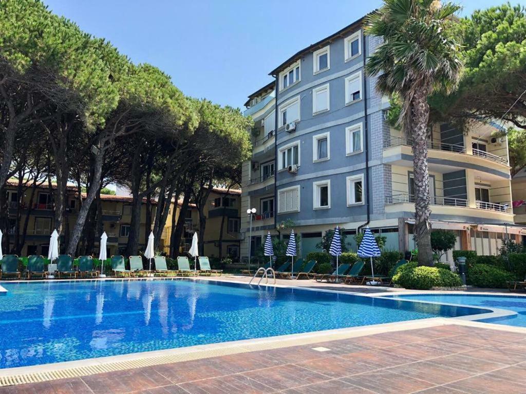 Mali I Robit Beachfront Apartment Golem  Bagian luar foto