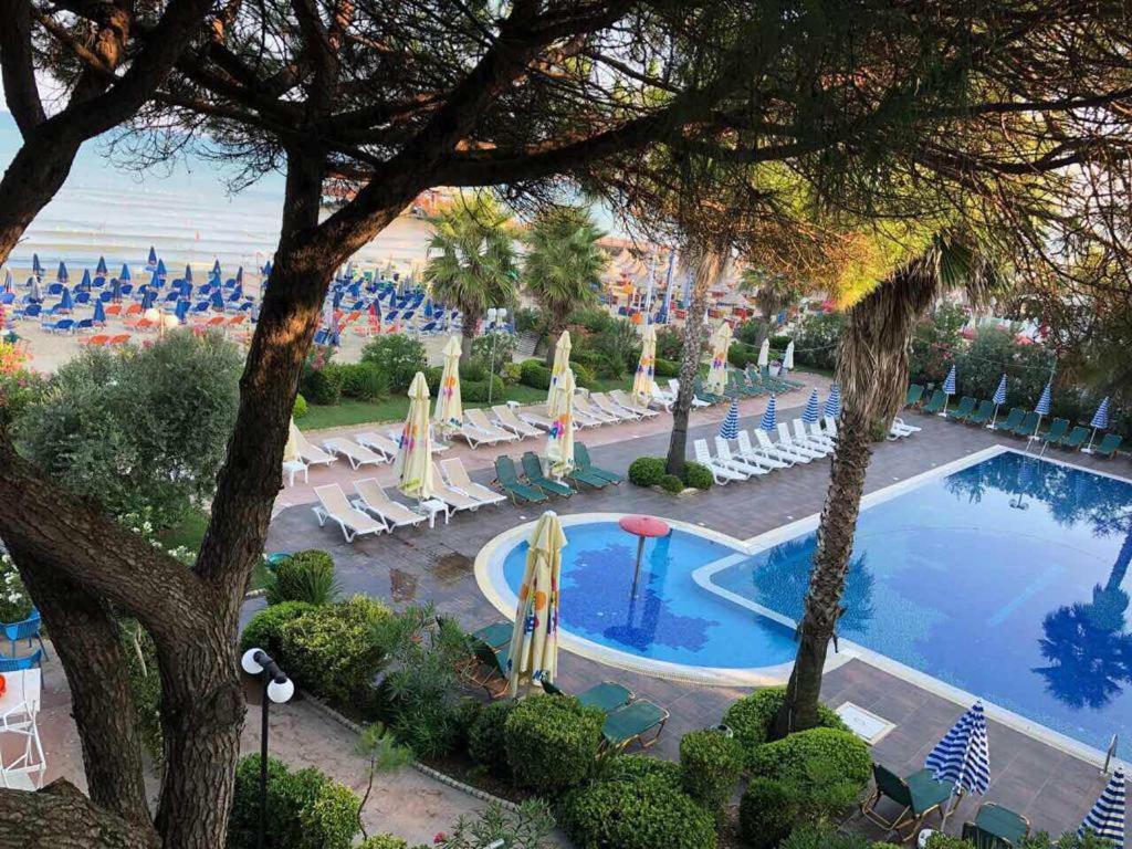 Mali I Robit Beachfront Apartment Golem  Bagian luar foto