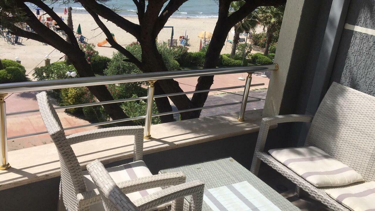 Mali I Robit Beachfront Apartment Golem  Bagian luar foto