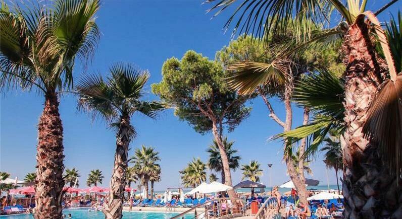 Mali I Robit Beachfront Apartment Golem  Bagian luar foto
