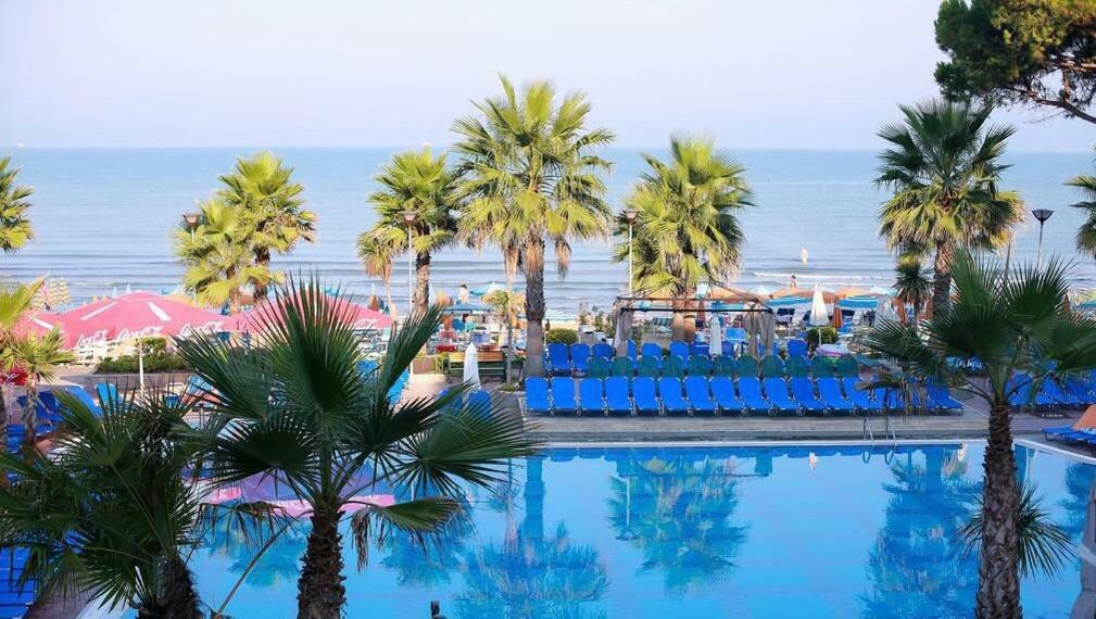 Mali I Robit Beachfront Apartment Golem  Bagian luar foto