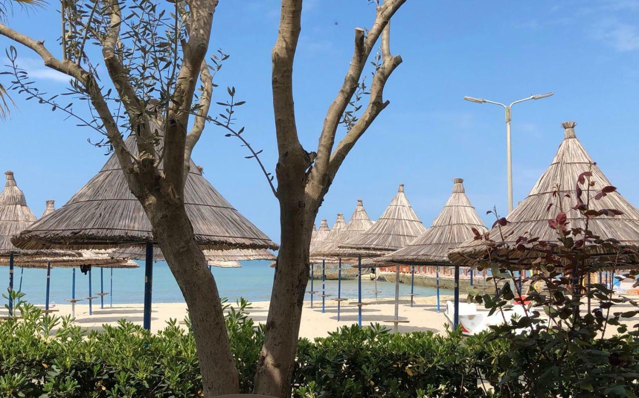 Mali I Robit Beachfront Apartment Golem  Bagian luar foto