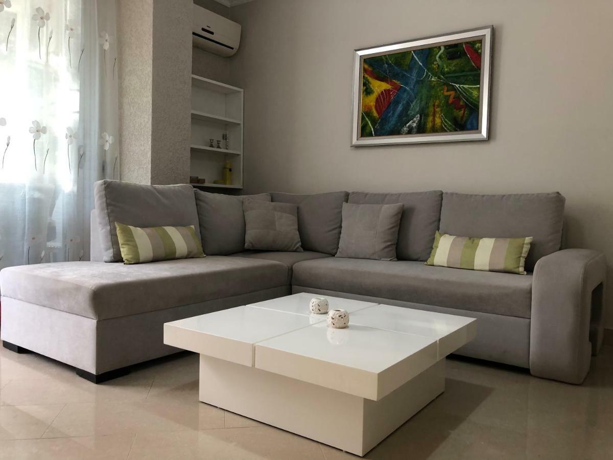 Mali I Robit Beachfront Apartment Golem  Bagian luar foto