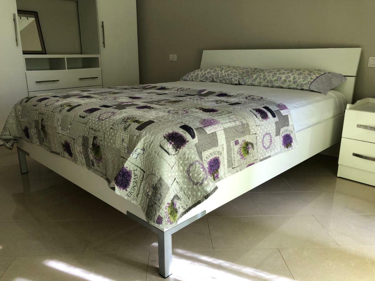 Mali I Robit Beachfront Apartment Golem  Bagian luar foto