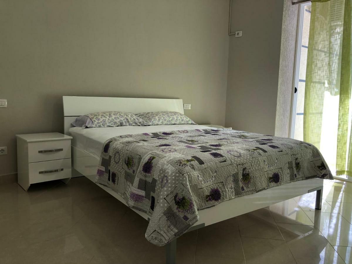 Mali I Robit Beachfront Apartment Golem  Bagian luar foto