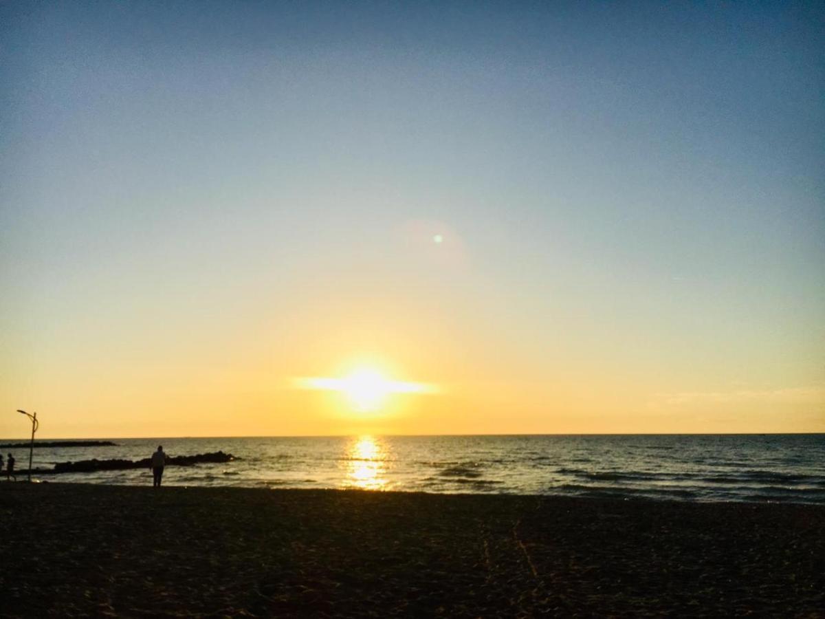 Mali I Robit Beachfront Apartment Golem  Bagian luar foto