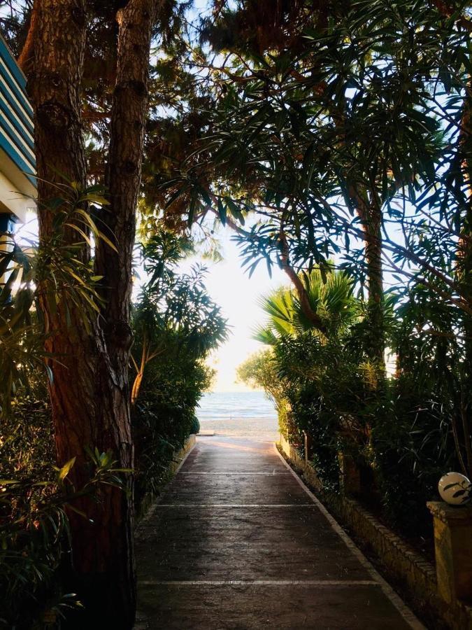 Mali I Robit Beachfront Apartment Golem  Bagian luar foto